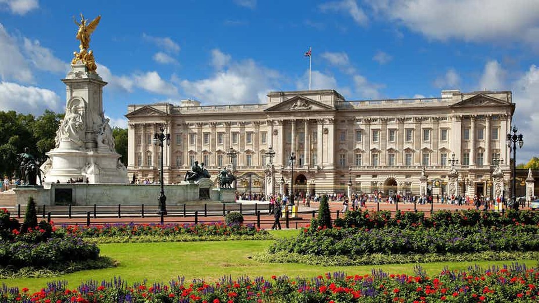 Cung điện Buckingham ở London, Anh là một trong những  cung điện nổi tiếng nhất thế giới. Nơi đây chính thức trở thành nơi ở của vua và nữ hoàng Anh kể từ khi Nữ hoàng Victoria lên ngôi năm 1837.